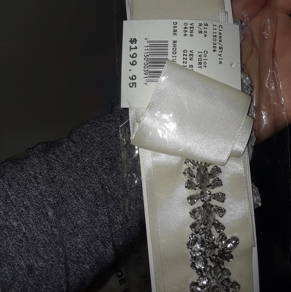 Ivory Vera Wang wedding dress - Picture 7 of 7